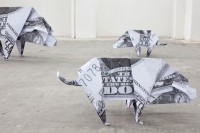 https://salonuldeproiecte.ro/files/gimgs/th-48_23_ Daniel Knorr - 2-Dollar Pig, 2012 - print pe hârtie, origami .jpg